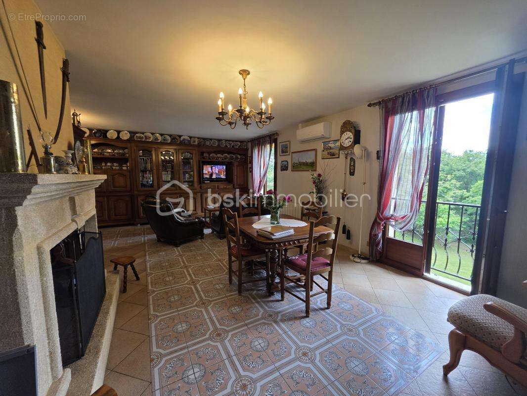 Maison à SAINTE-COLOMBE-EN-BRUILHOIS