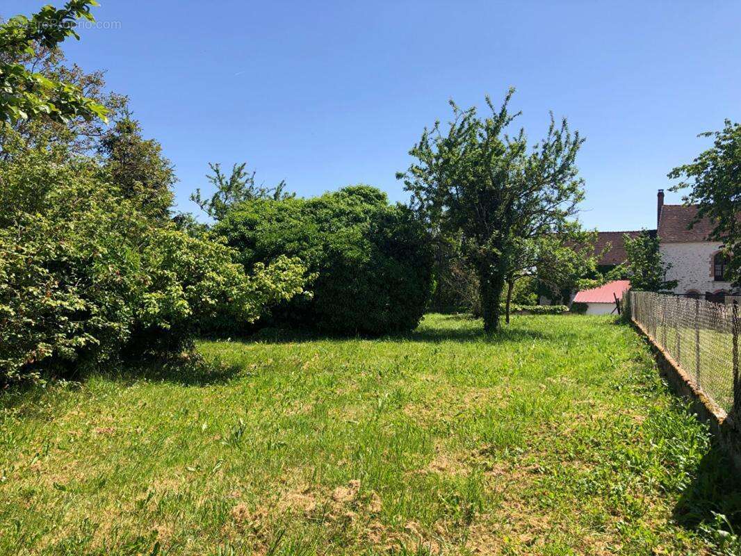 Terrain constructible de 1 220 m²; Environnement calme et cadre de vie privilégié - photo 4