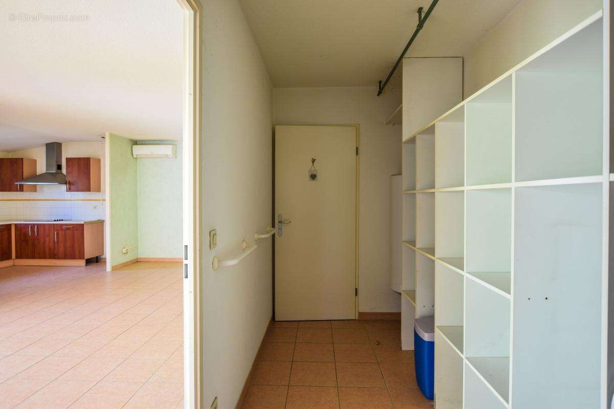 Maison de plain-pied avec garage et place de parking - photo 5