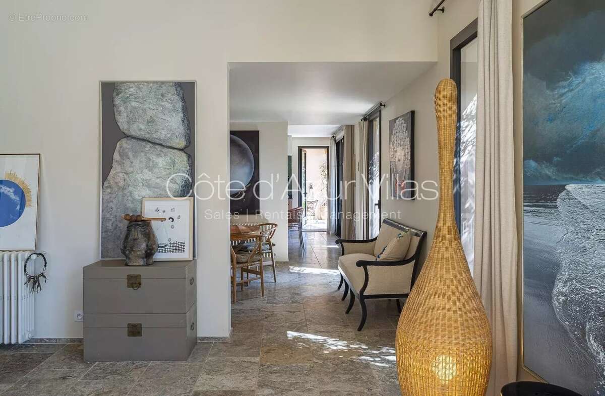 Maison à CHATEAUNEUF-GRASSE