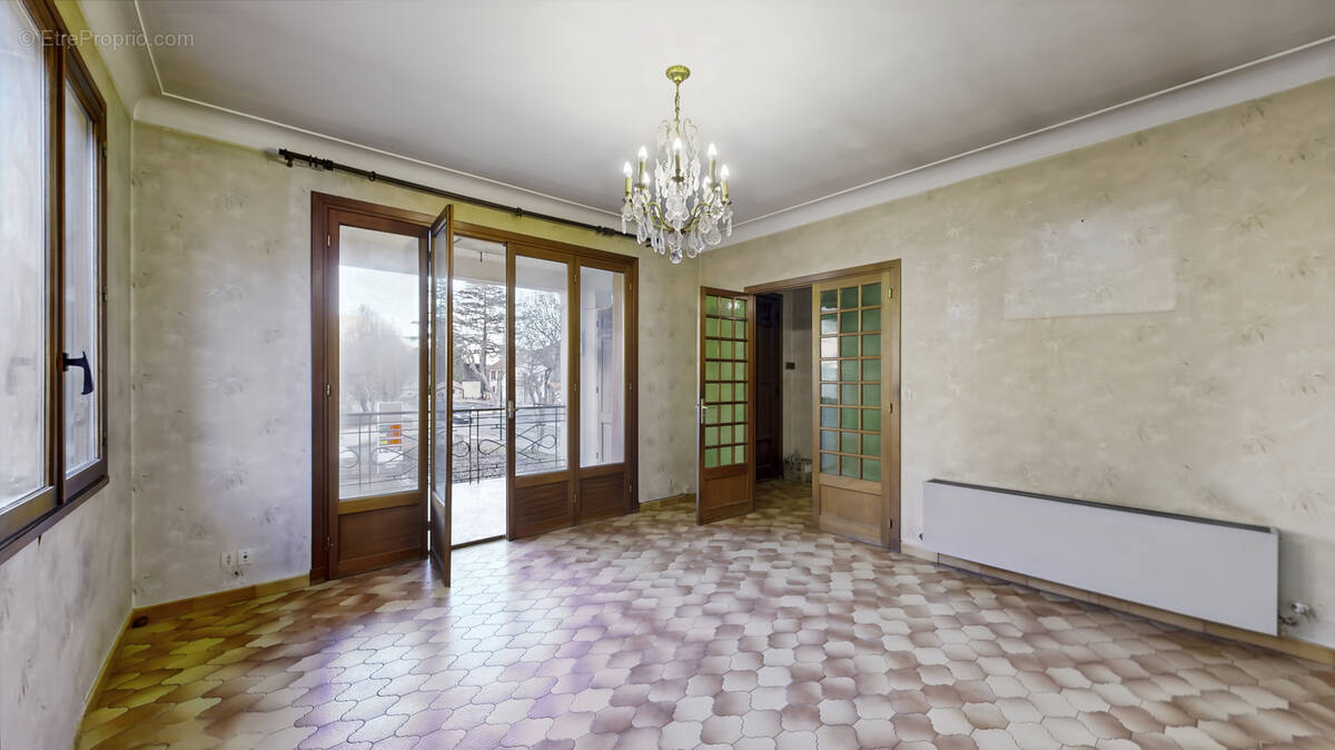 Appartement à PUGET-THENIERS