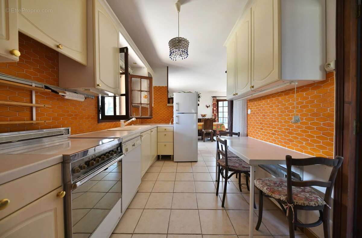 Maison sur terrain 2300m², rafraichissement à prévoir - photo 4