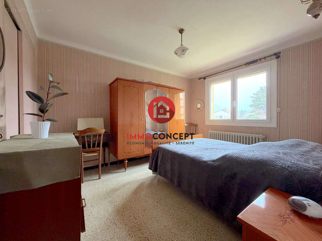 Maison à LAUDUN-L'ARDOISE