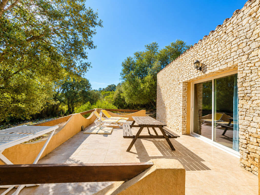 Propriété avec dépendance sur grand terrain constructible à 5 min de la plage de Bonifacio - photo 7
