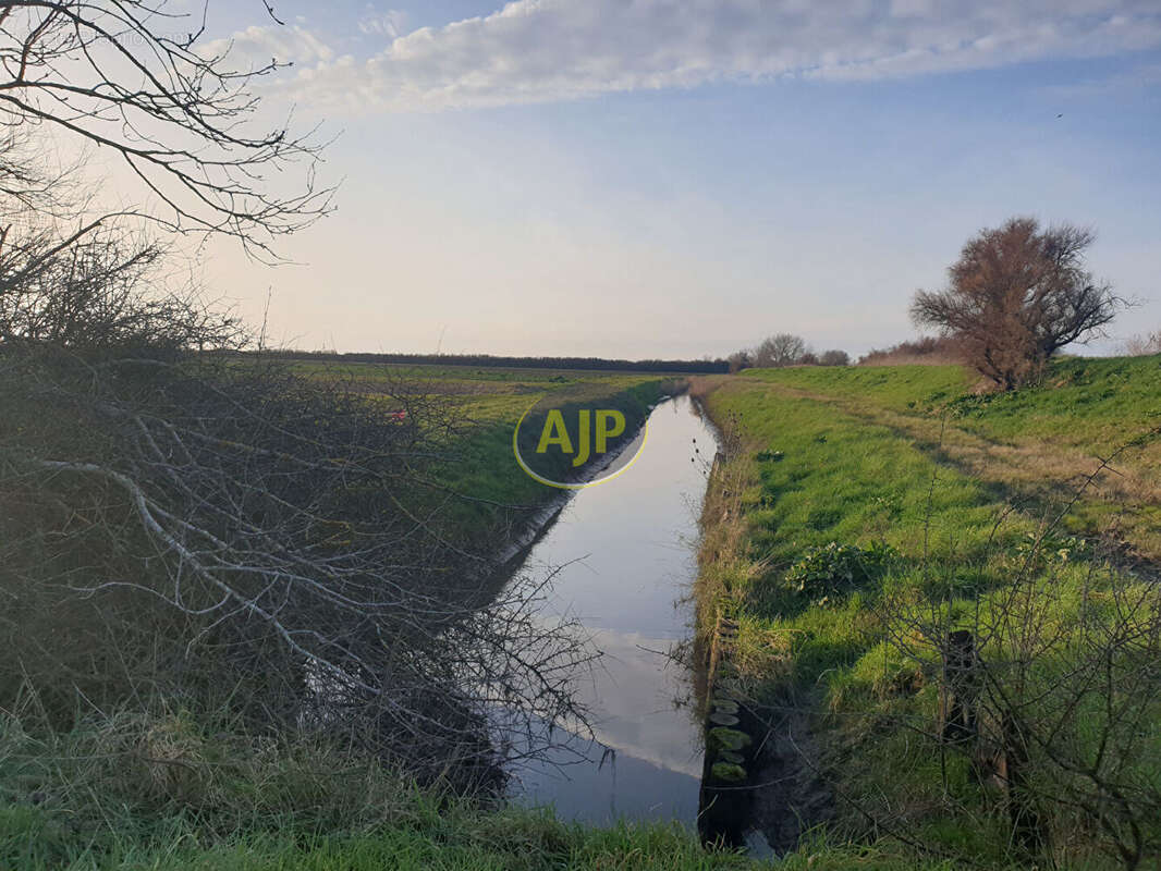 Terrain à JAU-DIGNAC-ET-LOIRAC