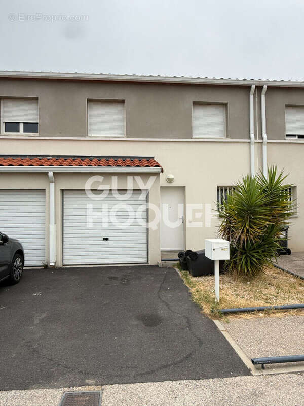 A vendre à PEZILLA LA RIVIERE (66370)  Maison F5 de 90 m² avec jardin et garage. - photo 2
