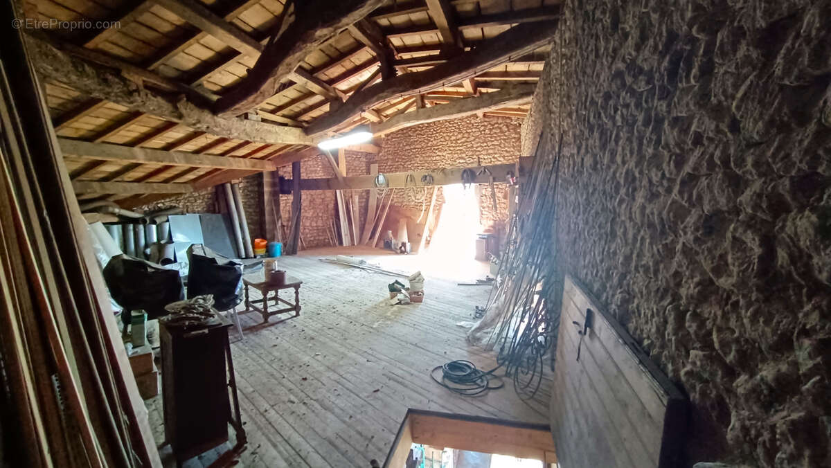 Maison à SAINT-GENIS-DE-SAINTONGE