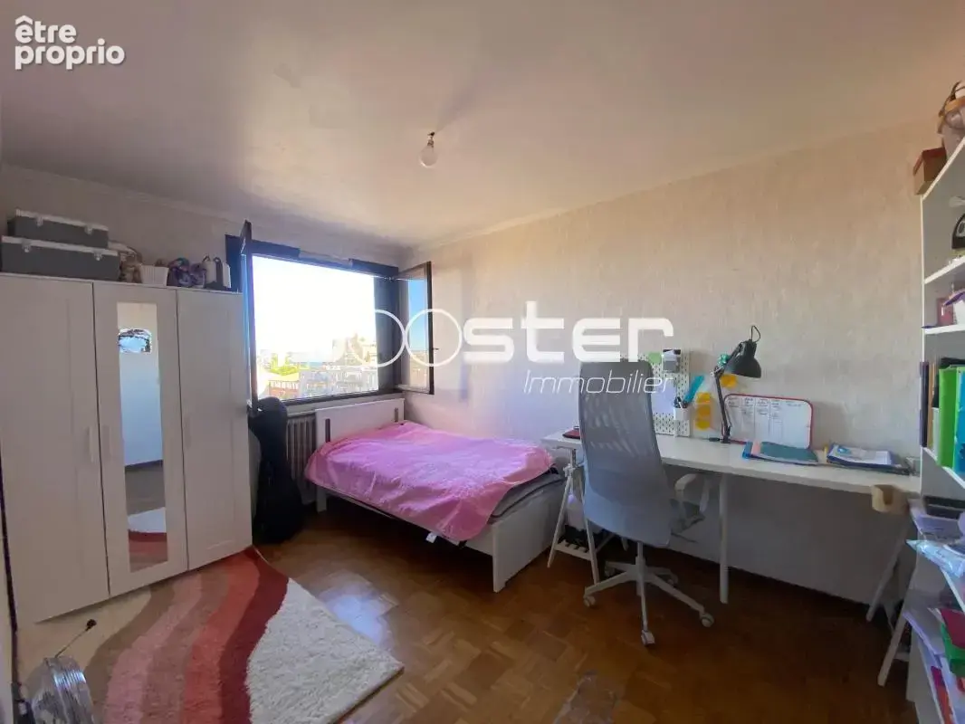 Face aux chalets – Spacieux T4 traversant de 93m² avec parking, cave et loggia - photo 5