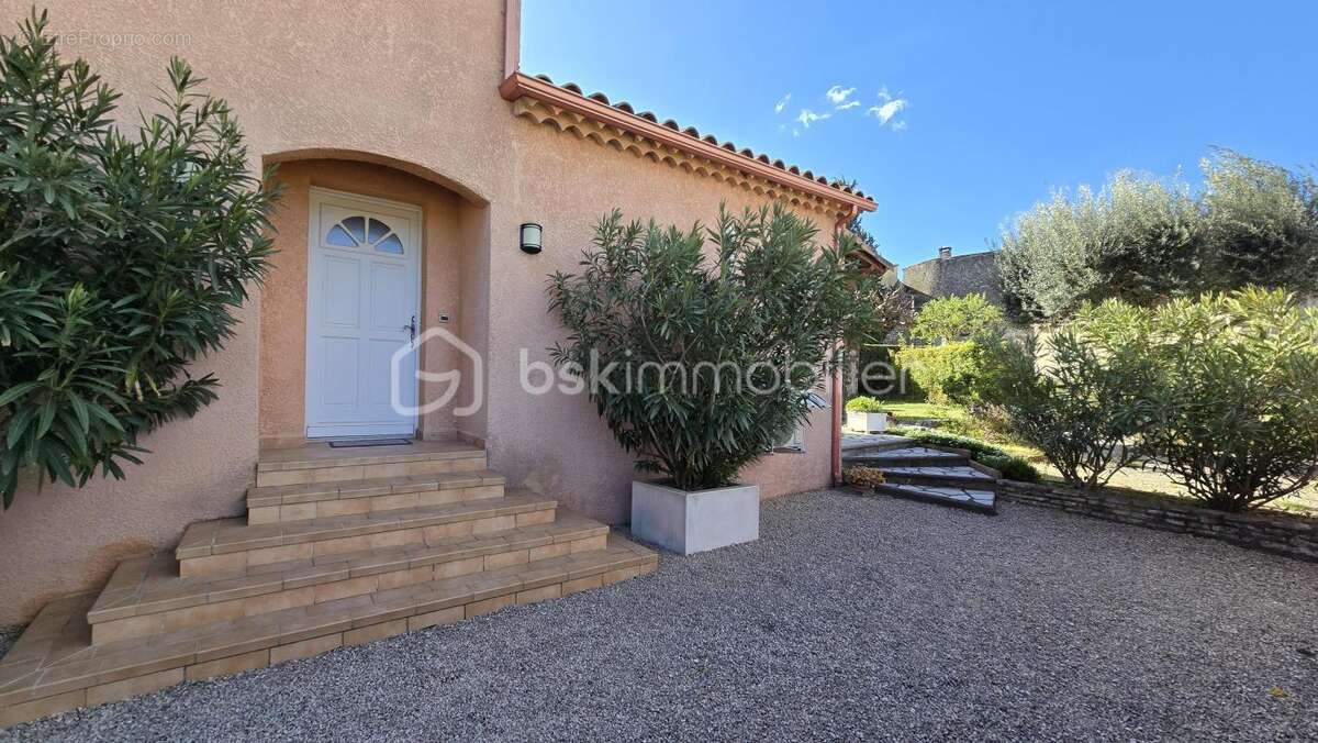 Maison T4 avec panneaux solaires, double garage et jardin - photo 2