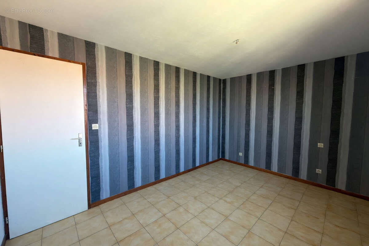 Maison à SAINT-LAURENT-DE-LA-SALANQUE