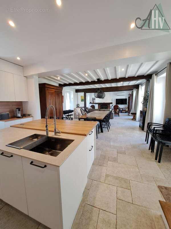 Proche VILLENEUVE L'ARCHEVEQUE - Longère rénovée de 160 m2 avec 4 chambres, dépendances et jardi - photo 2