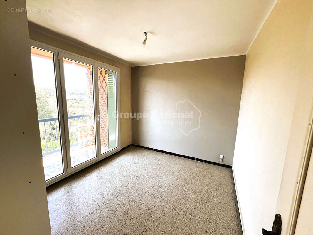 Manosque Quartier Mont d'Or  Bel appartement T3 traversant avec vue panoramique - photo 4