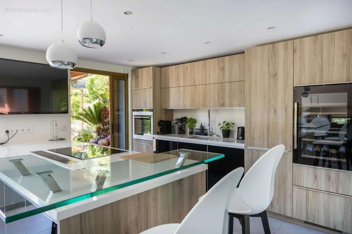 Maison de 8 pièces de 235 m² à Sanary-sur-Mer - photo 4
