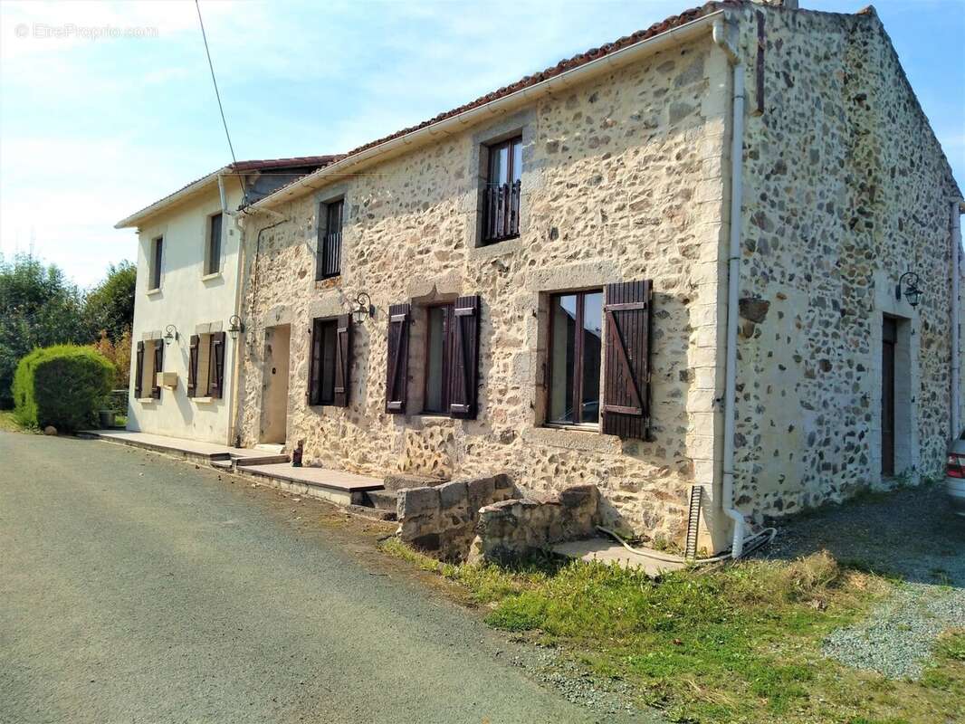 Maison à MONCOUTANT