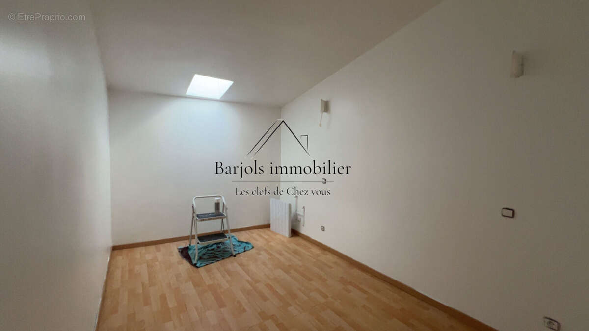 Appartement à VARAGES