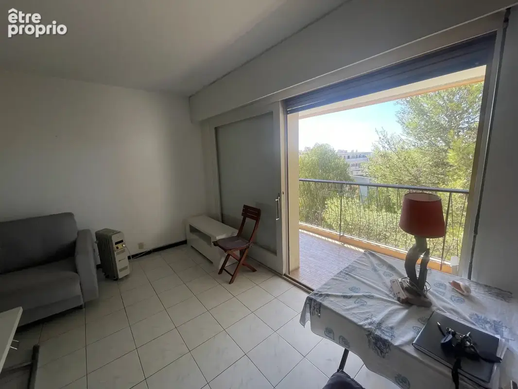 CANNES , Quartier des Anglais, F1 ~30m2 - à rénover - étage élevé - ascenseur - Sud - calme - cave et parking - photo 2