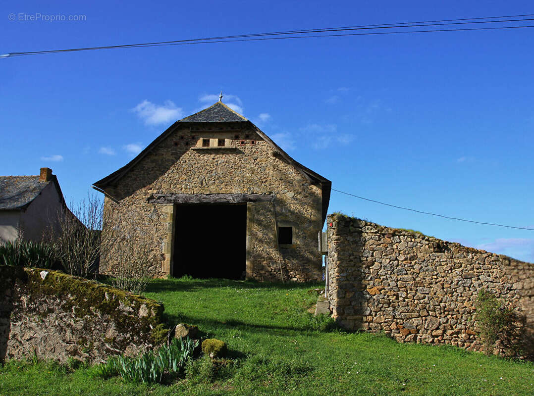 Montbazens authentique corps de ferme en pierre splendide grange et potentiel unique - photo 2