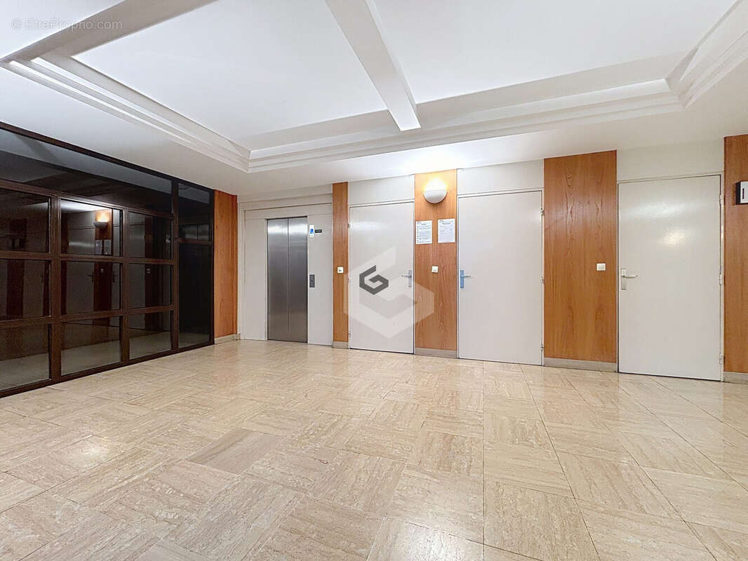 Appartement 306 m² à Reims  - photo 2