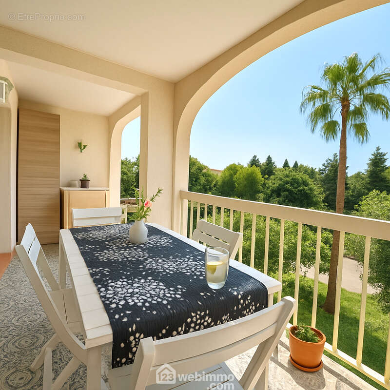 Un véritable espace de vie extérieur pour profiter pleinement du climat. - Appartement à SAINTE-MAXIME