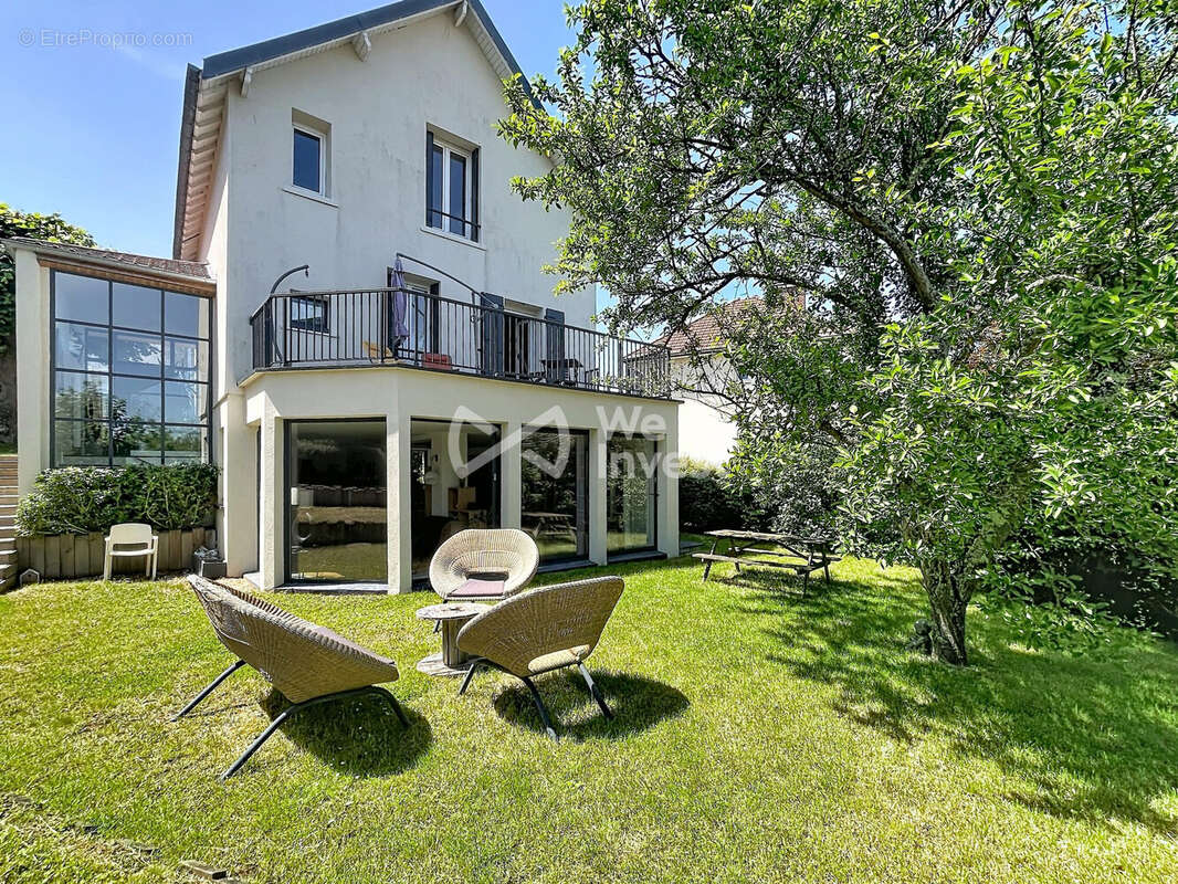 Maison à MARNES-LA-COQUETTE