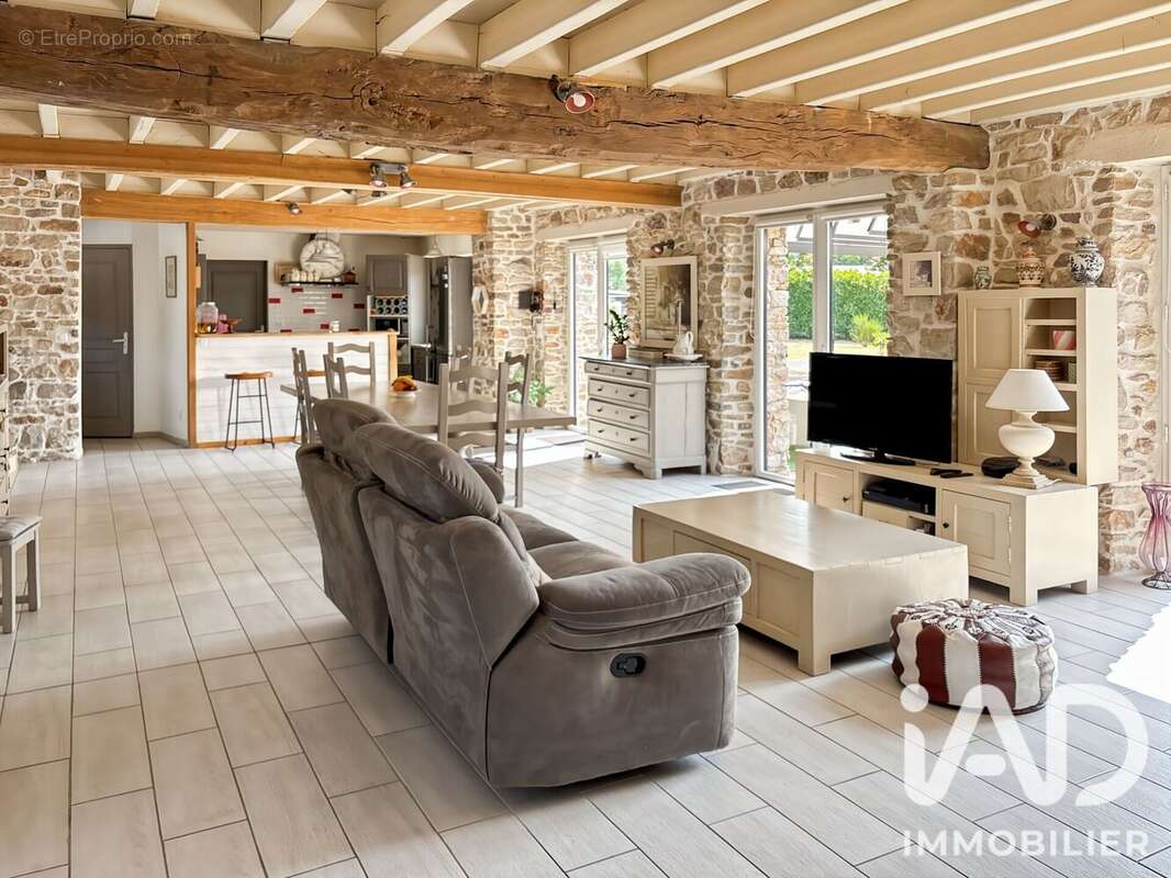 Maison 165 m² à Sainte-Suzanne  - photo 2