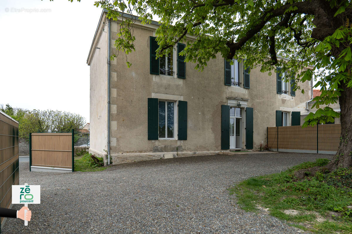 Maison à CHAMPAGNE-LES-MARAIS