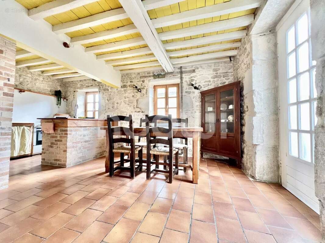 Maison à SAINT-CLEMENT-DE-REGNAT