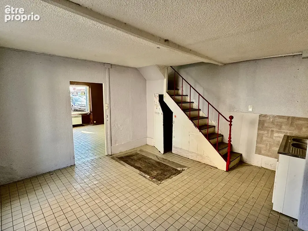 LEZOUX / Maison de bourg avec 3 chambres + bureau en plein centre-ville ! - photo 3