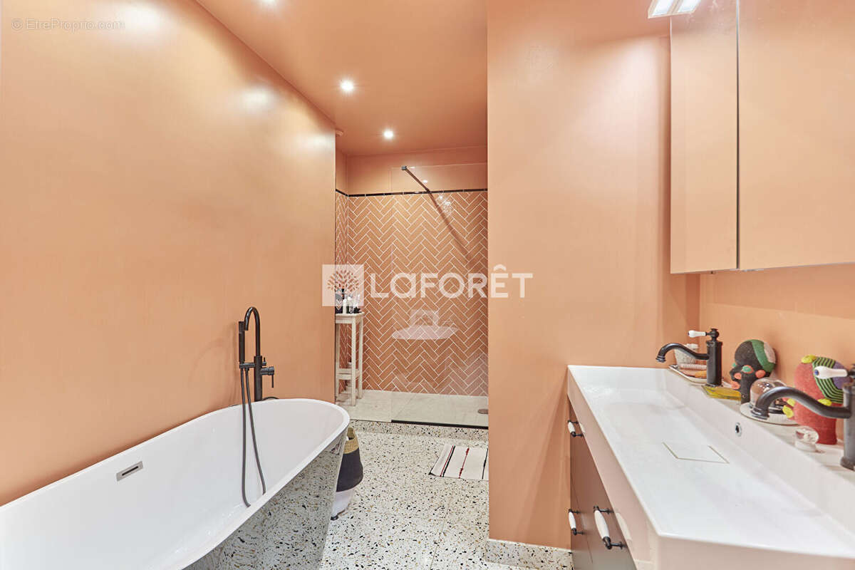 Place du costa rica - rue de la tour - appt 3 chambres cave et parking - photo 5
