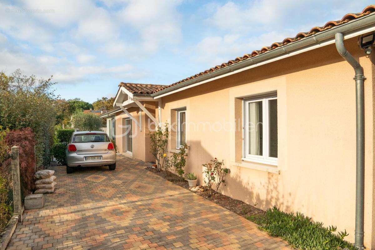 Pessac – Quartier de l’Alouette Maison familiale de plain-pied – 175 m² – Terrain 800 m² avec piscineB - photo 4