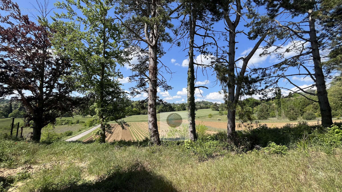 Terrain à GENISSIEUX