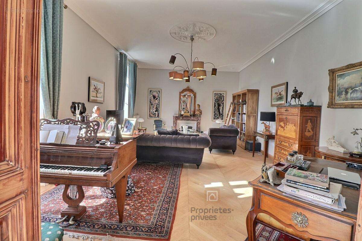 Maison bourgeoise de 380 m2 sur 3 niveaux avec de nombreuses possibilités - photo 10