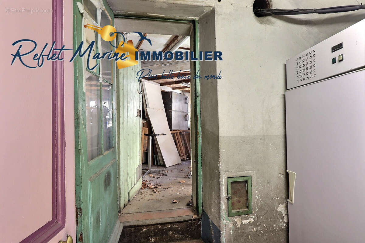 A MARSEILLE LE CABOT - Immeuble R+1 avec local commercial et cour - photo 4
