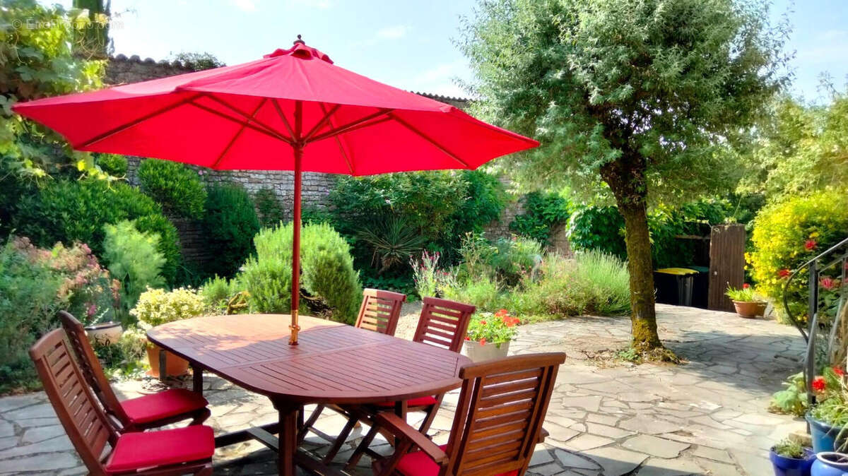 JARDIN - Maison à SALLES-DE-VILLEFAGNAN