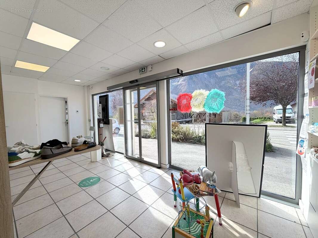 Commerce à SAINT-JULIEN-MONT-DENIS