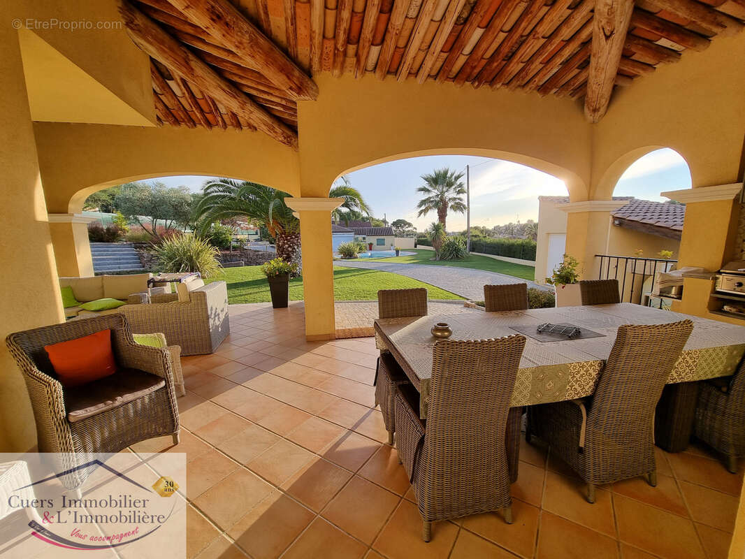 La crau villa t5 avec dependances et piscine - photo 4