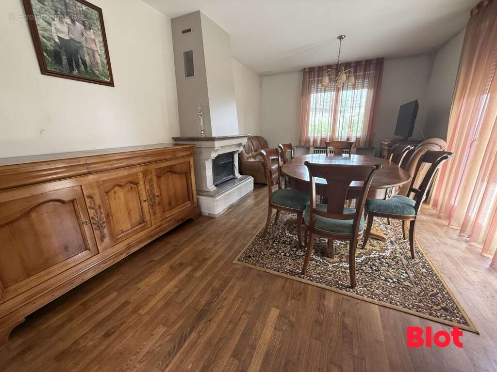 Maison à MONTREUIL-SUR-ILLE