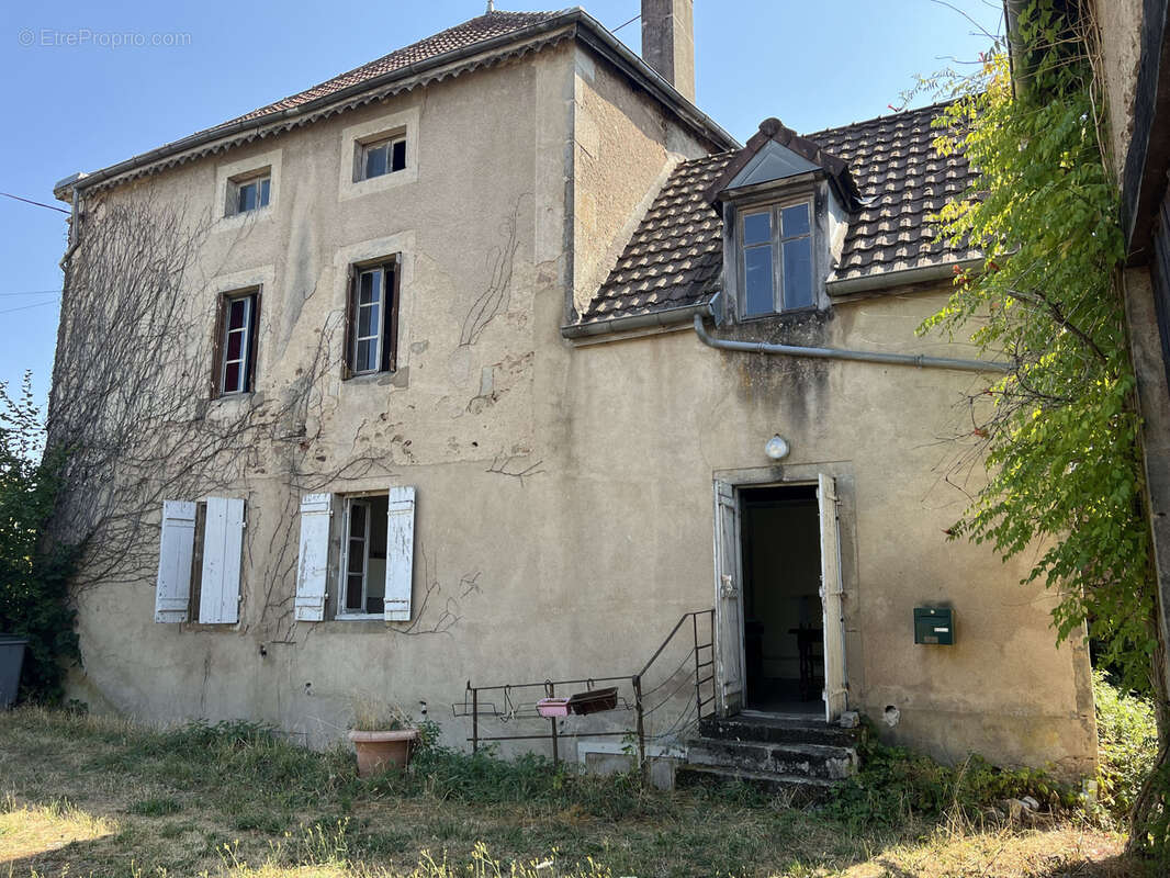 Grande maison en pierre avec dépendances - photo 12