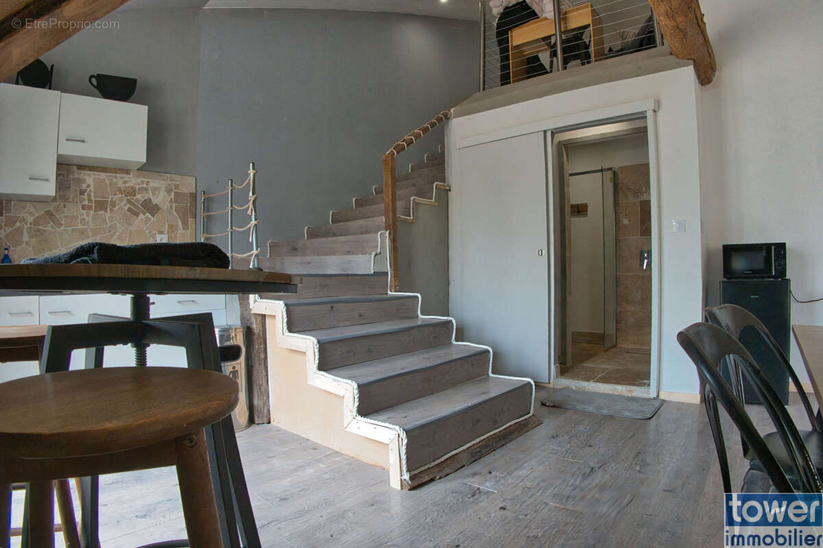 Maison en pierre intégralement restaurée - 166 m2 - 5 pièces + soub. aménagé 162 m2 - Jardinet + Terrasse - photo 6