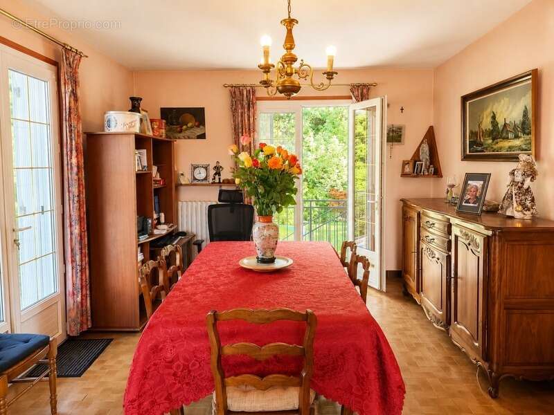 Maison familiale 5 chambres au calme, sans vis-à-vis, avec piscine et rivière en fond de jardin - photo 5
