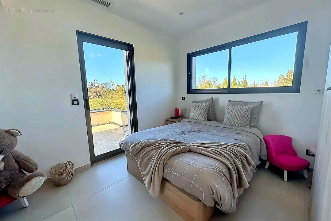 Maison à ENTRAIGUES-SUR-LA-SORGUE