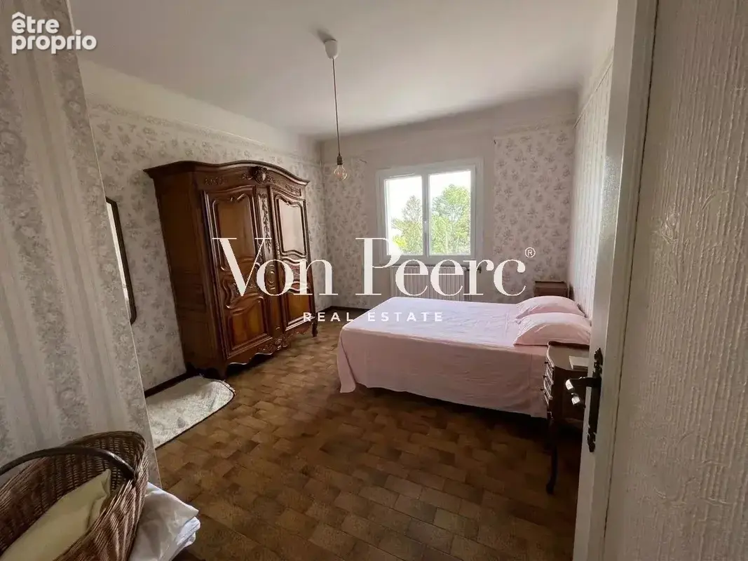 Eyguières — maison de 230 m² au calme, commerces à pied et fort potentiel - photo 4
