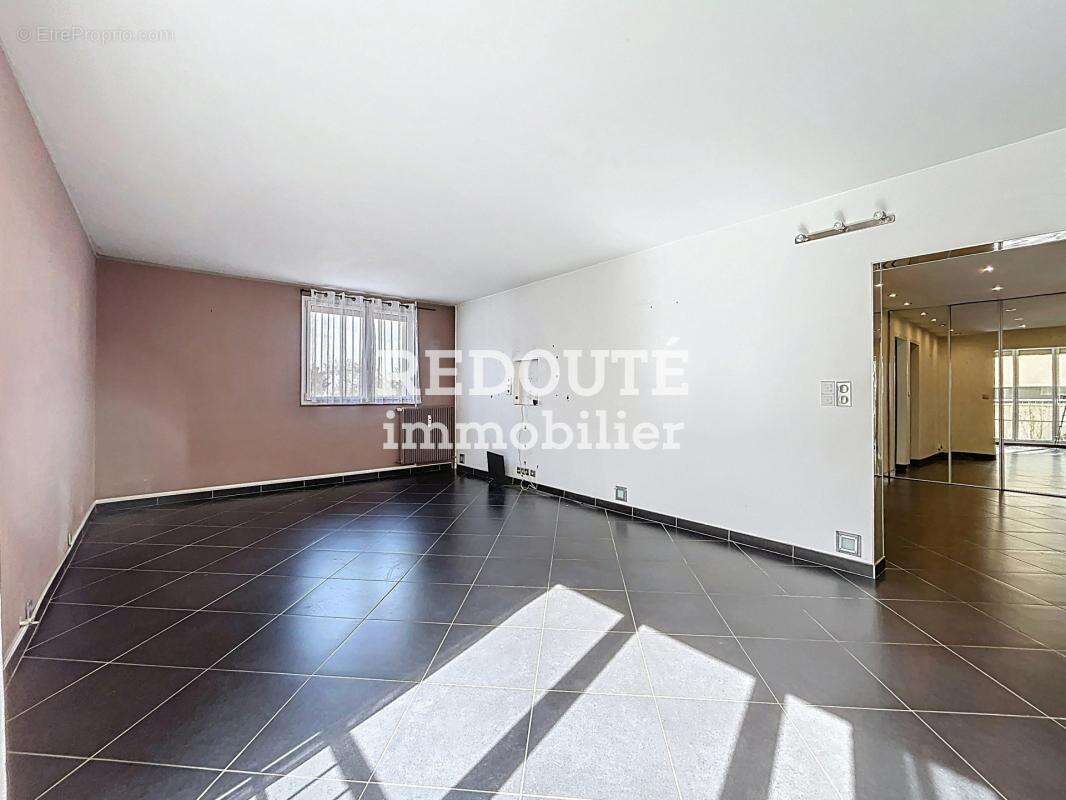 Type 4 - 2 chambres - stationnement libre - secteur pommery - photo 2