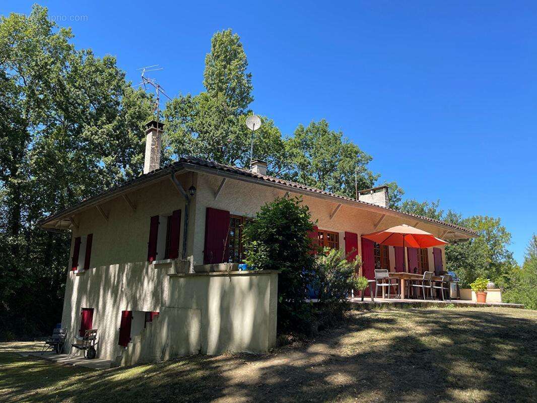 Maison sur deux niveaux avec jardin clôturé, à proximité de Villeréal - photo 2