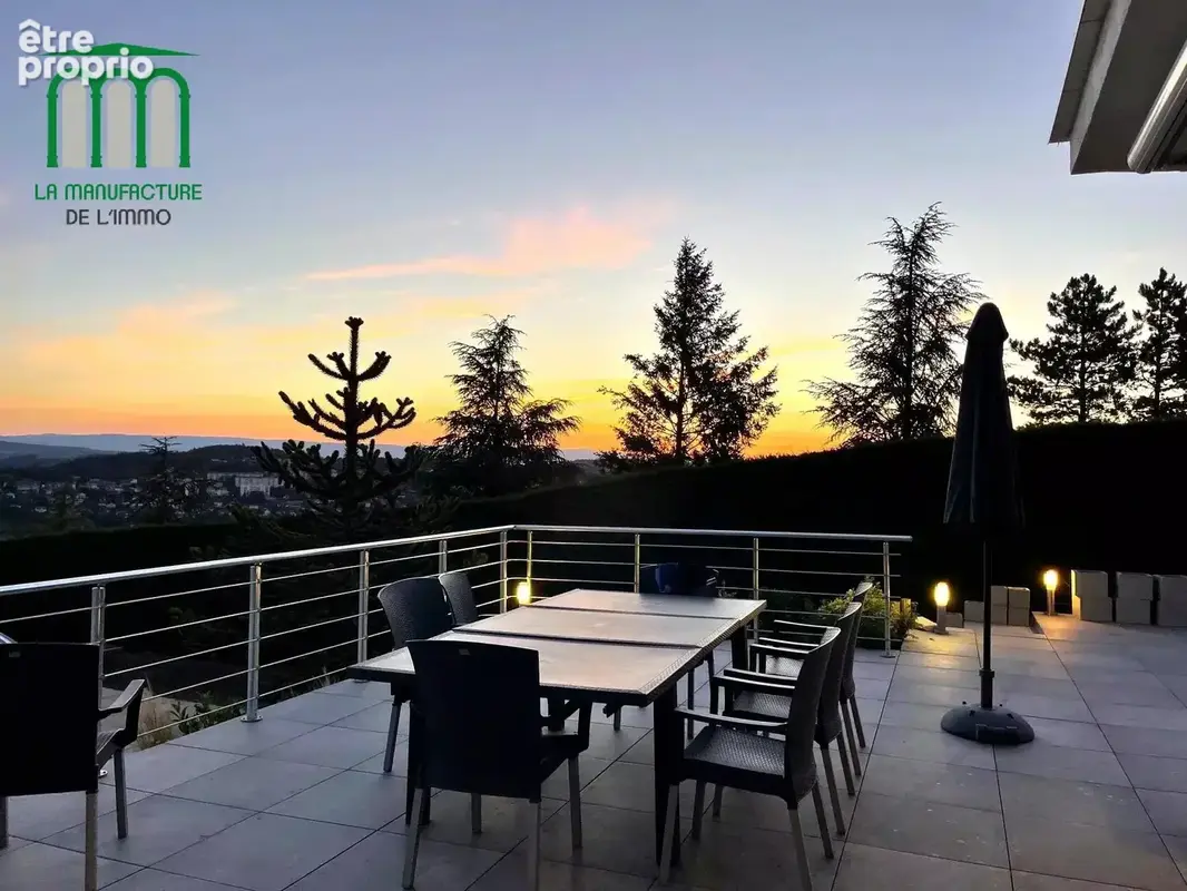 villa d'exception avec piscine et dépendances / saint-genest lerpt golf - photo 3