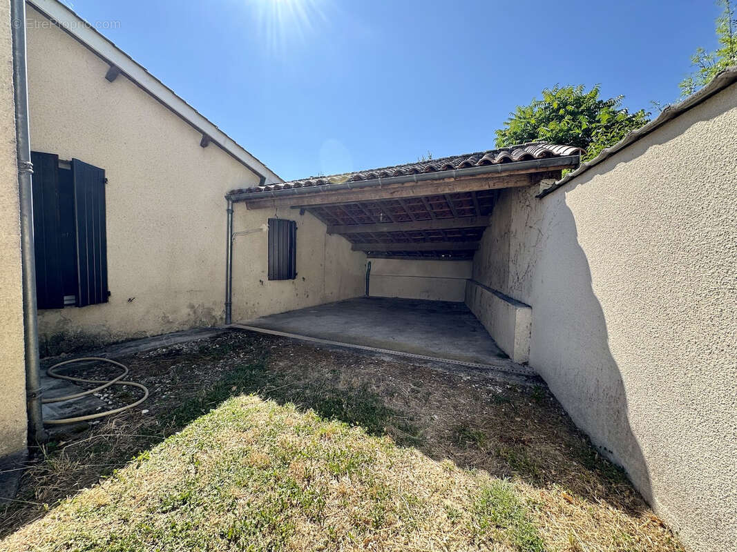 VILLENEUVE SUR LOT, Maison de plain pied avec 2 chambres et jardin proche des commerces. - photo 3