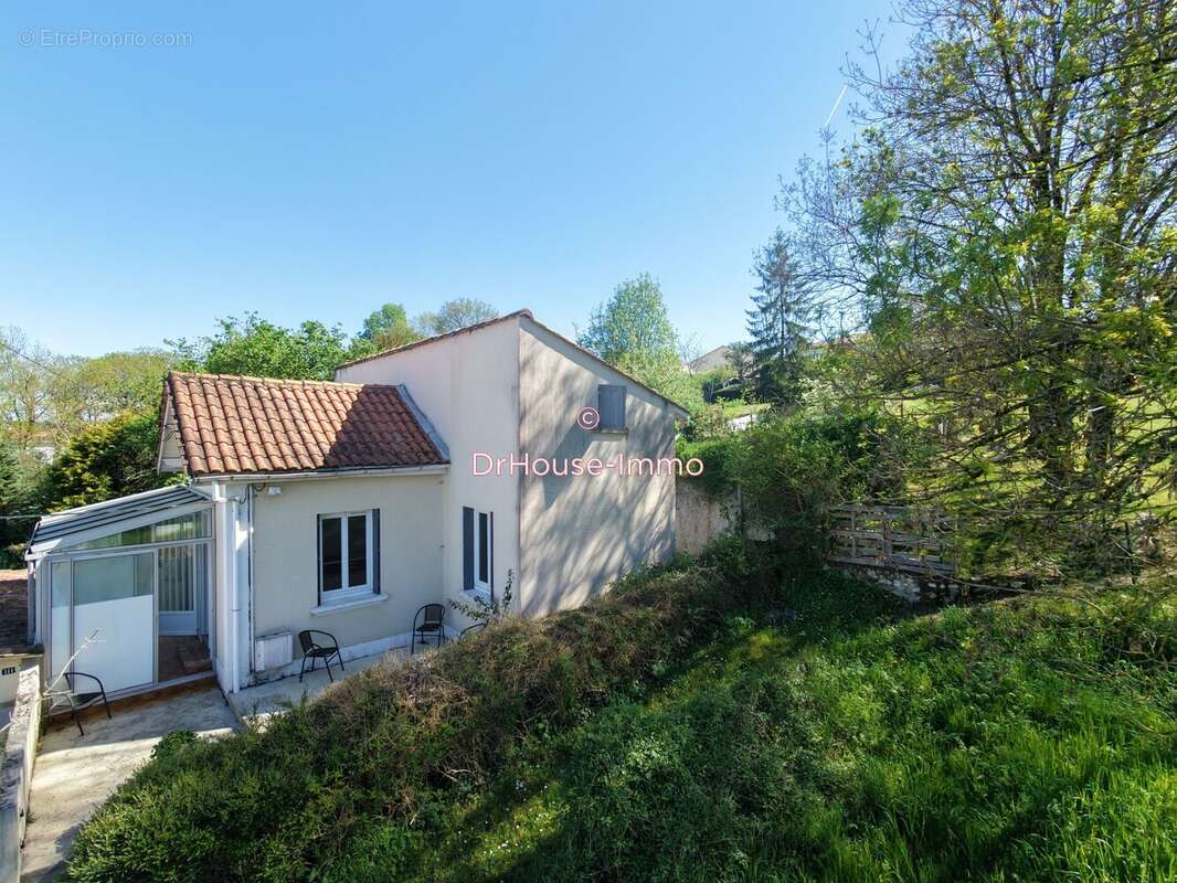 Maison à MAGNAC-SUR-TOUVRE