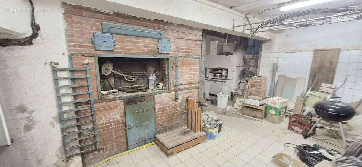 Maison en pierre à rénover avec local professionnel restauré en activité. - photo 9