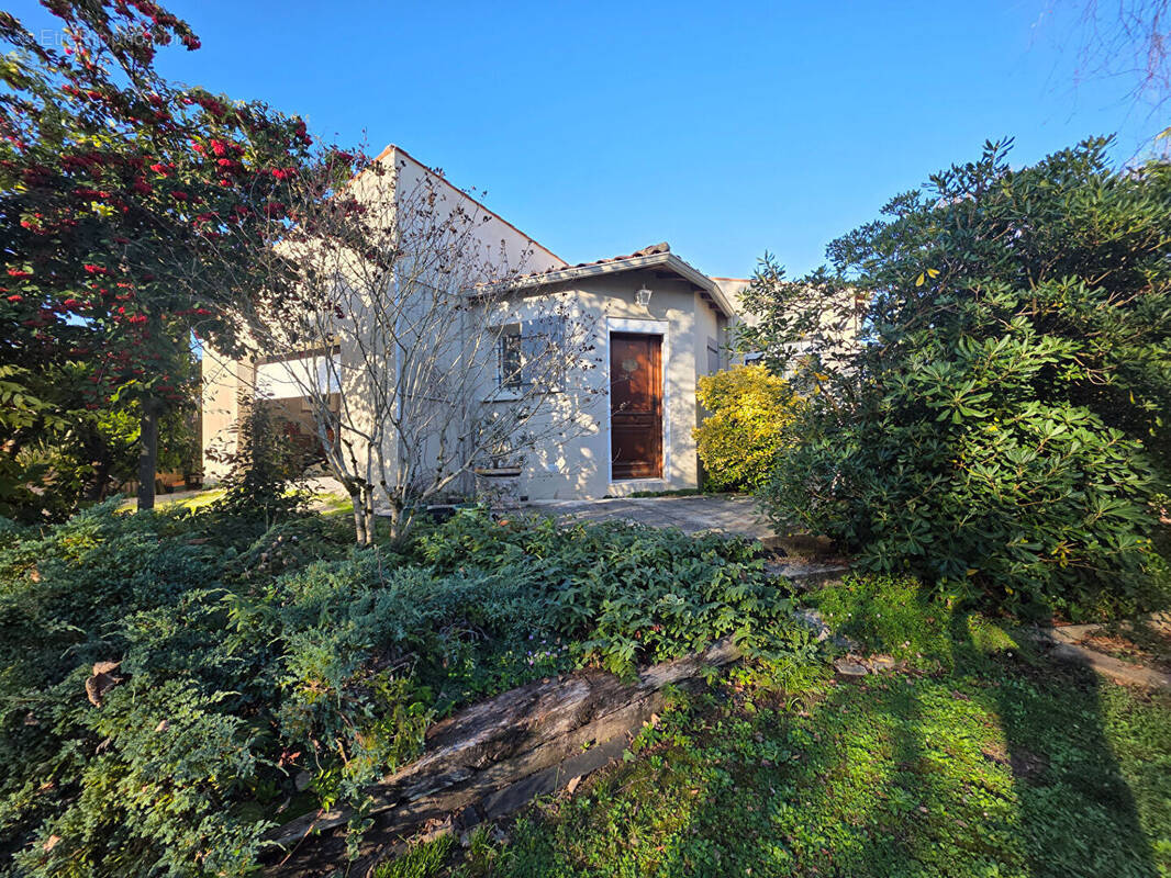 Maison à SAINT-LAURENT-DE-LA-PREE