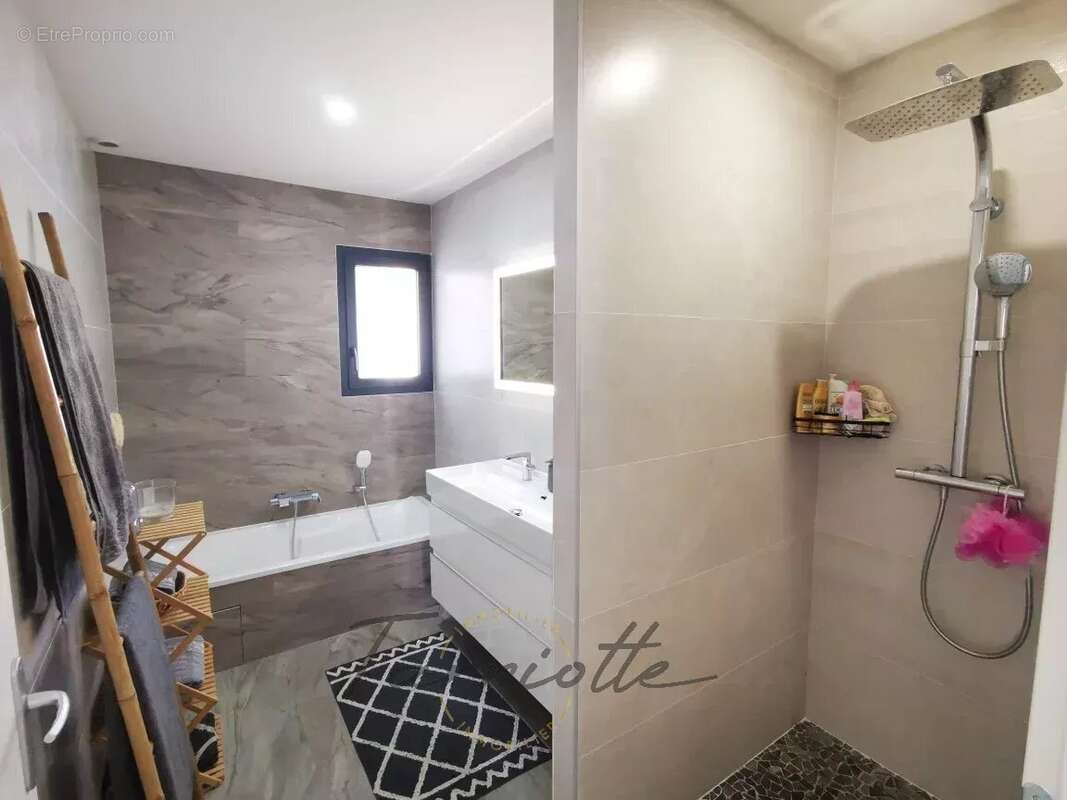 VILLA - 10374 - photo 3
